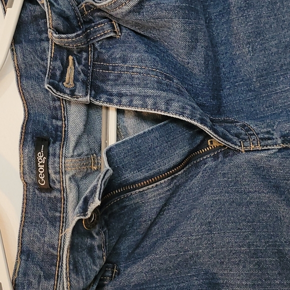 George Jeans - Picture 2 of 4